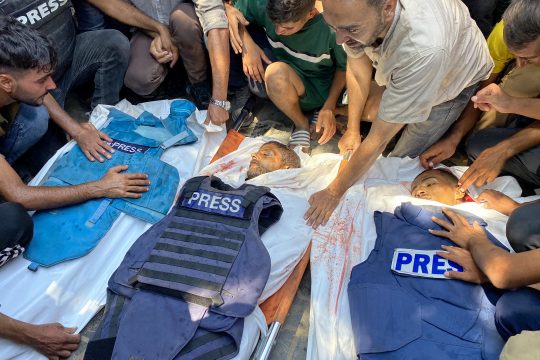 Menschen trauern neben drei der bei dem Angriff auf das Nasser-Krankenhaus getöteten Journalisten