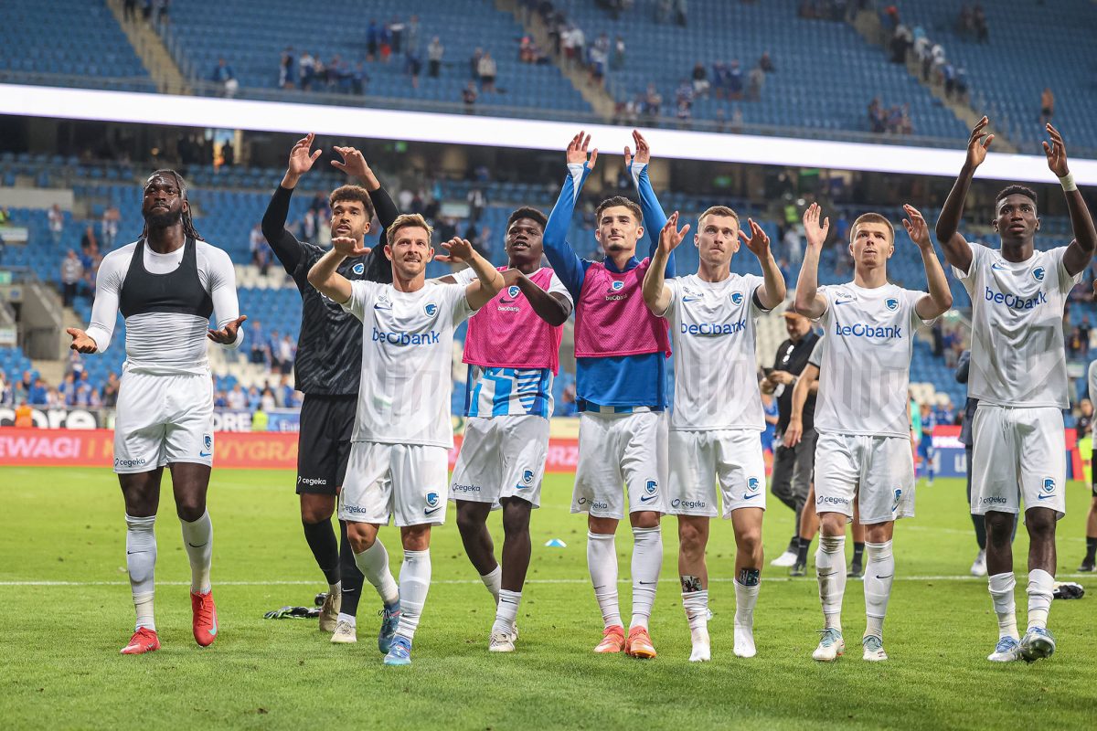 Die Spieler von Racing Genk feiern den Sieg gegen Lech Posen
