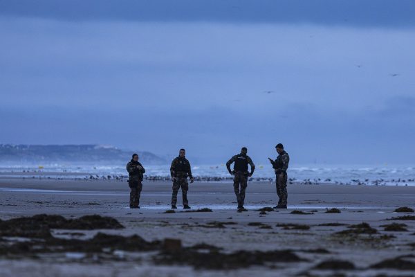 Französische Polizisten patrouillieren an der Küste um Migranten an einer Überquerung des Ärmelkanals zu hindern