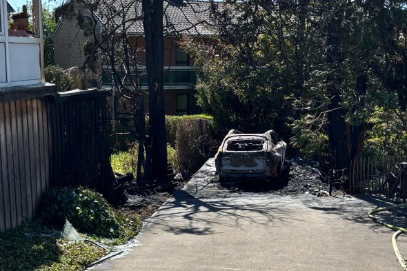 Ausgebrannter Carport und Auto in Kelmis