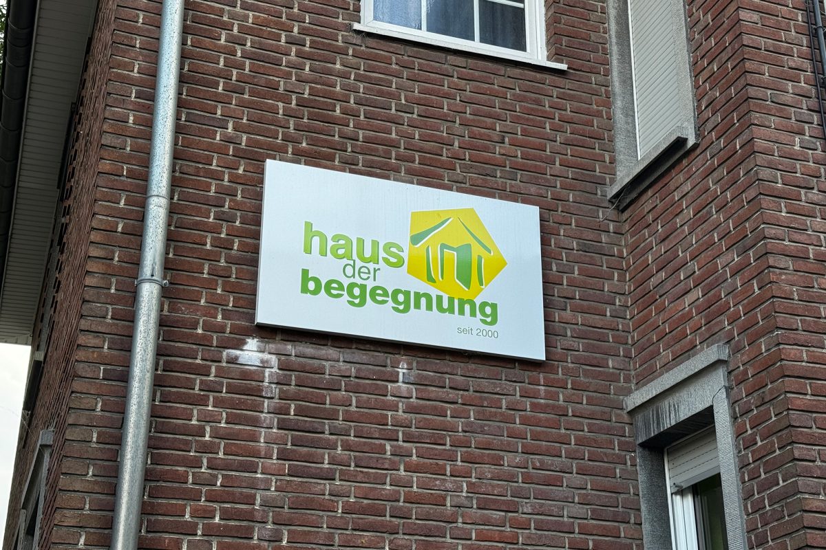 Nahaufnahme mit dem Logo am "Haus der Begegnung" in der Eupener Kirchgasse