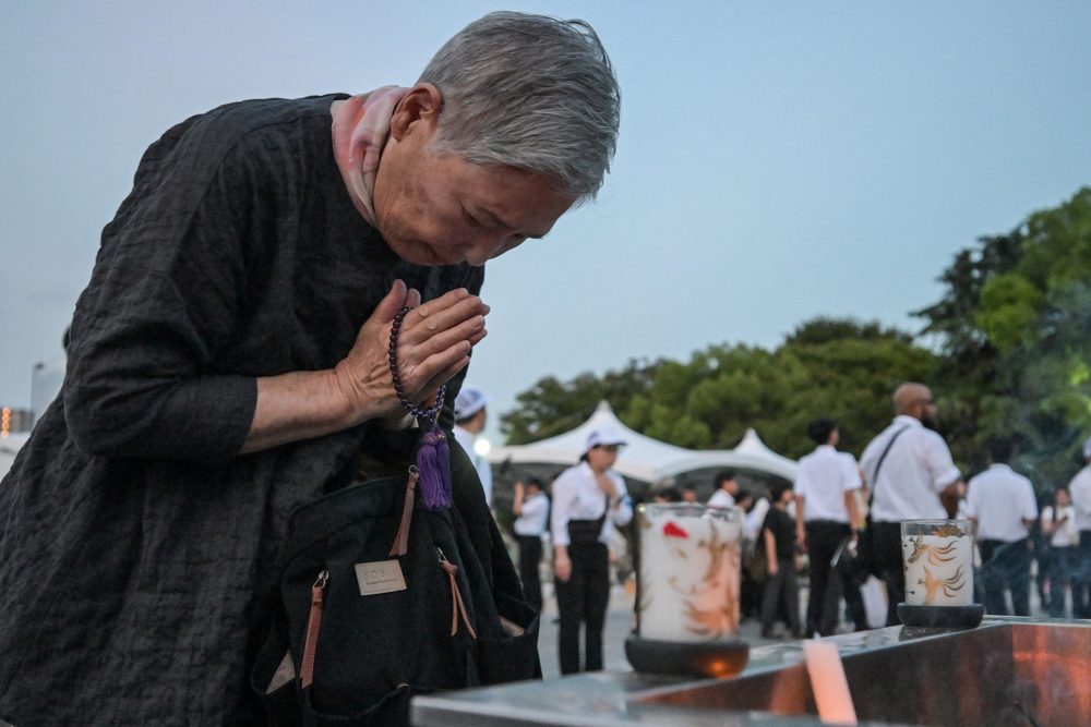 Eine Frau betet im Friedensgedenkpark vor der Gedenkfeier zum 80. Jahrestag des ersten Atombombenabwurfs auf Hiroshima