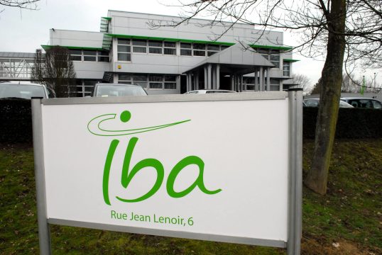 Logo des Unternehmens IBA in Louvain-la-Neuve. IBA ist führender Anbieter von Protonentherapie