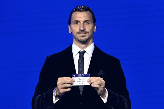 Zlatan Ibrahimovic mit dem Bayern-Zettel