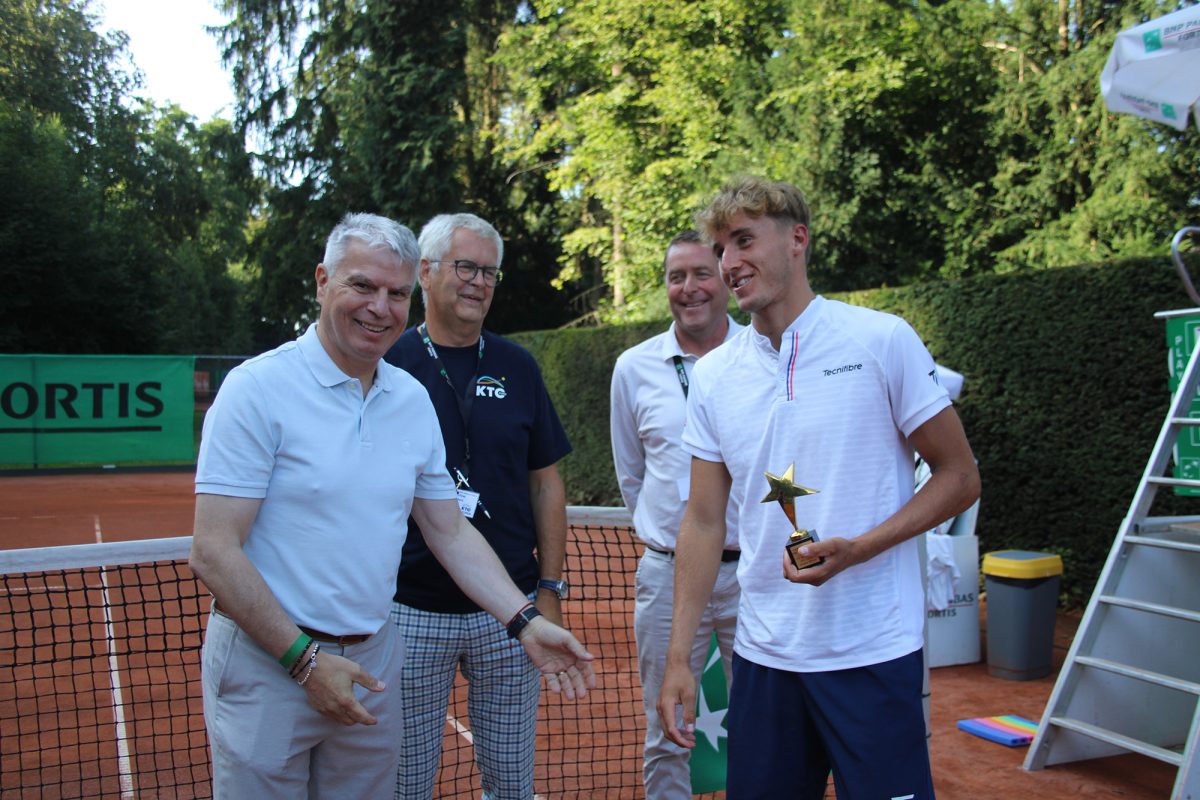 DG-Sportminister Gregor Freches (links) überreicht Emilien Demanet den Siegerpokal