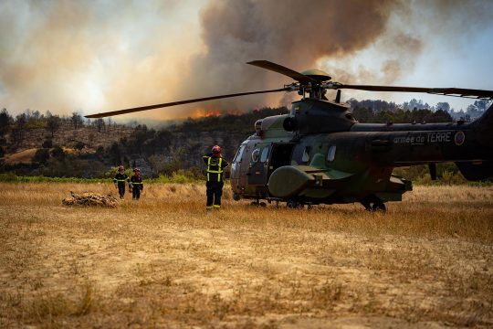 Feuerwehrleute und Hubschrauber in Jonquières