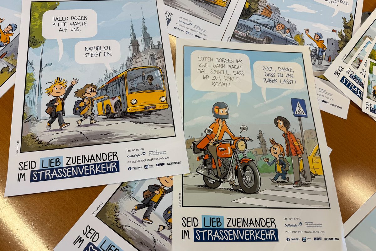 Plakate der neuen Verkehrssicherheitskampagne zum Schulstart auf dem Tisch bei der Pressekonferenz