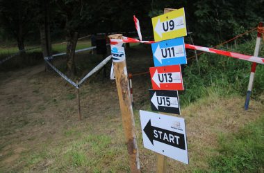 Junge Mountainbiker beim Rennen
