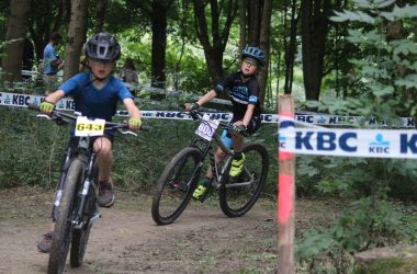 Junge Mountainbiker beim Rennen