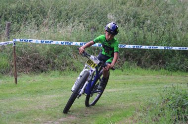 Junge Mountainbiker beim Rennen