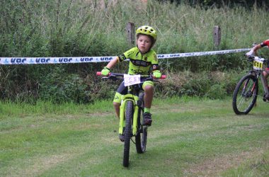 Junge Mountainbiker beim Rennen