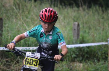 Junge Mountainbiker beim Rennen