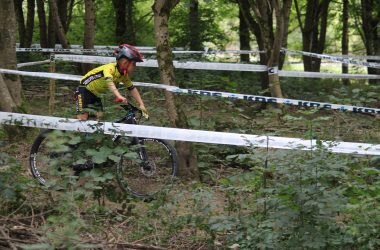 Junge Mountainbiker beim Rennen