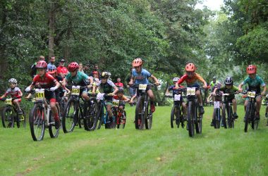 Junge Mountainbiker beim Rennen