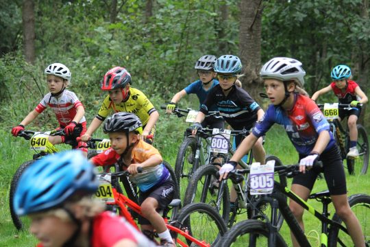 Junge Mountainbiker beim Rennen