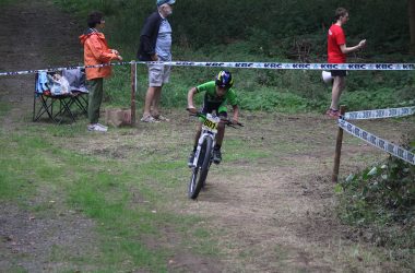 Junge Mountainbiker beim Rennen