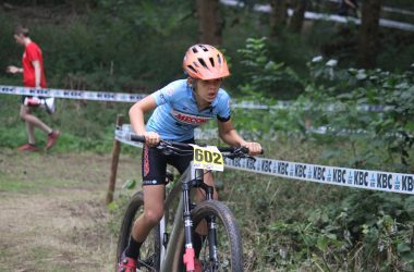 Junge Mountainbiker beim Rennen