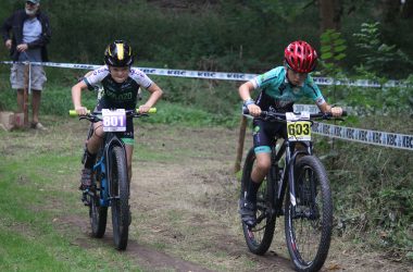 Junge Mountainbiker beim Rennen
