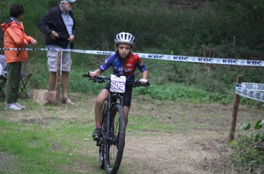 Junge Mountainbiker beim Rennen