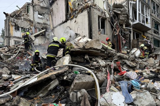 Ukrainische Rettungskräfte suchen in den Trümmern eines Wohnhauses in Kiew nach Überlebenden