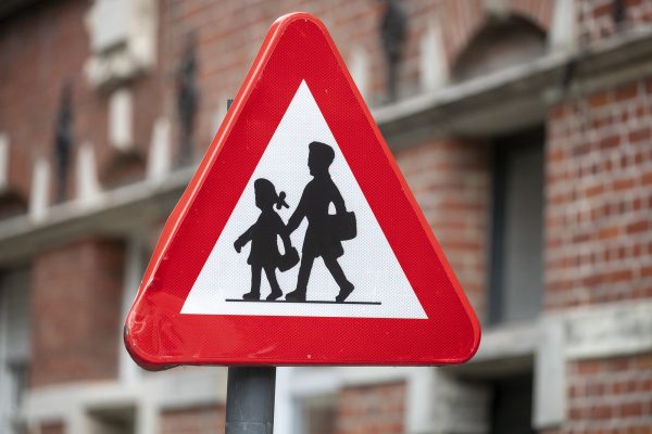 Straßenschild: Achtung Kinder!