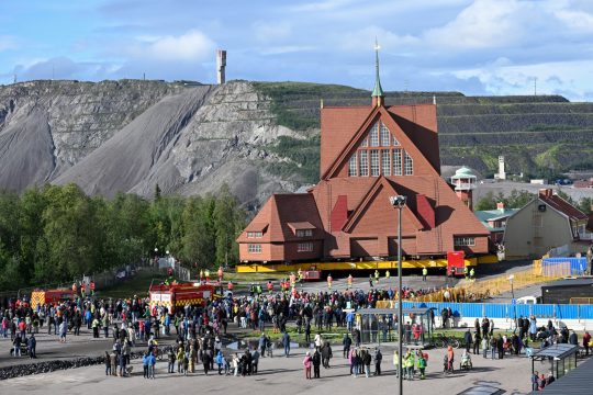 Kirche in Schweden zieht um (Bild: Fredrik Sandberg/AFP)