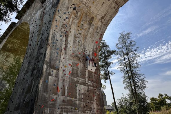 Kletterwand an der Freiherr-von-Korff-Brücke in Born