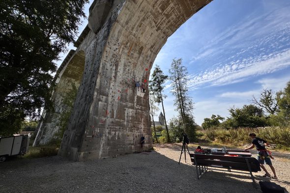 Kletterwand an der Freiherr-von-Korff-Brücke in Born