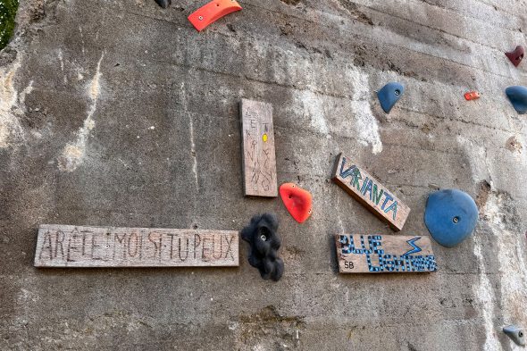 Details an der Kletterwand an der Freiherr-von-Korff-Brücke in Born