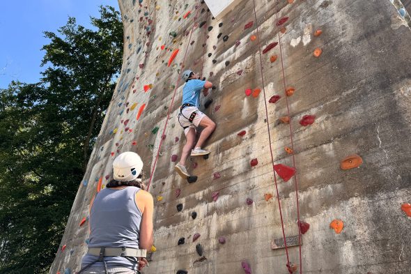 Robin Emonts an Kletterwand an der Freiherr-von-Korff-Brücke in Born