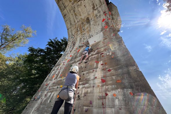 Kletterwand an der Freiherr-von-Korff-Brücke in Born