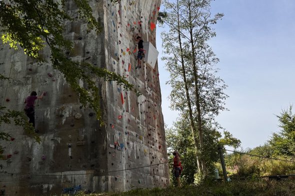 Kletterwand an der an der Freiherr-von-Korff-Brücke in Born
