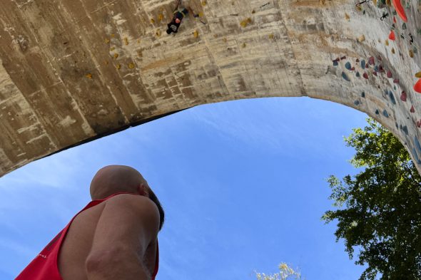 Kletterer an der Wand an der Freiherr-von-Korff-Brücke in Born