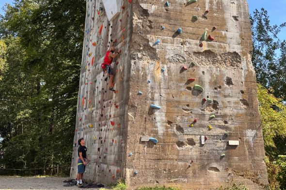 Kletterwand an der Freiherr-von-Korff-Brücke in Born