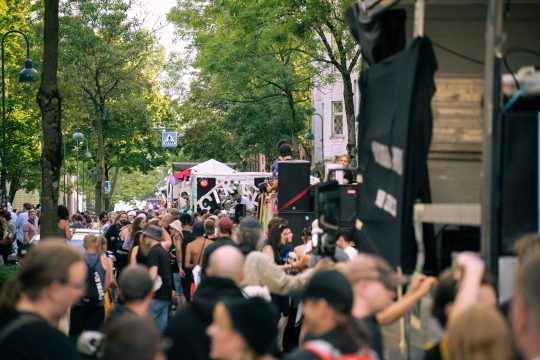 Menschen auf der Aachener Krachparade 2023