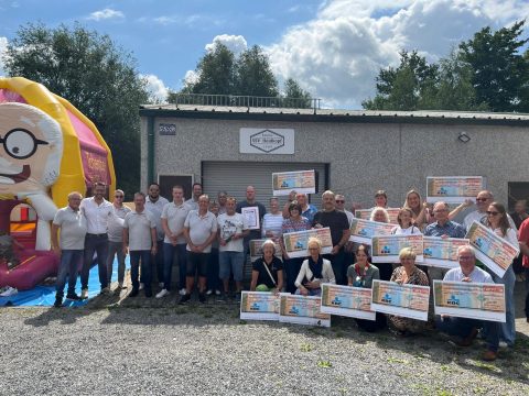 Scheckübergabe nach dem Küschespektakel: Gruppenbild