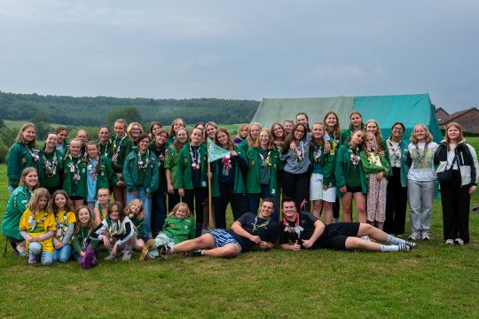 Die Patro Mädchen Eupen haben sich für ein Gruppenfoto aufgestellt