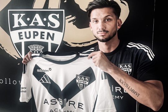 Logan Delaurier-Chaubet posiert für ein Foto und hält dabei das Trikot der AS Eupen in den Händen