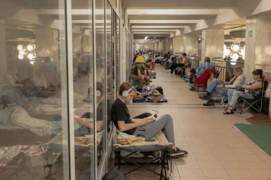 Menschen in Kiew suchen in der U-Bahn-Station Schutz vor Russlands Luftangriffen