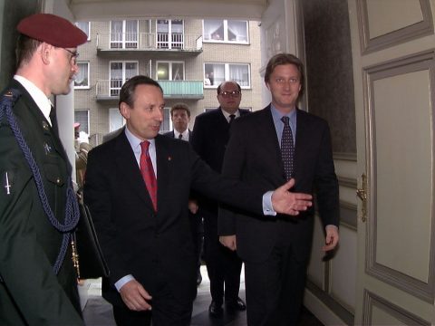 Manfred Schunck beim Besuch von Prinz Philippe im Parlament in Eupen 1998