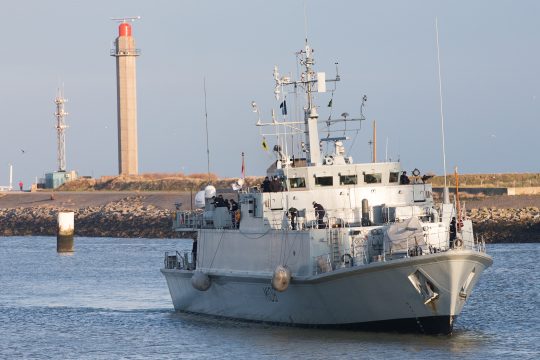 Schiff der belgischen Marine vor der Küste