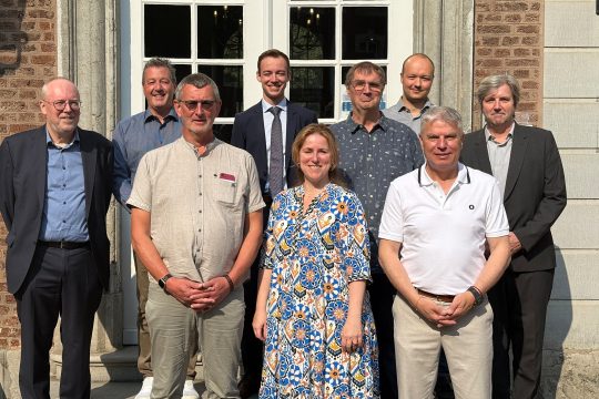 Robert Queck (Stellvertretender Präsident), Kurt Rathmes (Fachbereichsleiter Sport, Medien und Tourismus), Jürgen Heck (Präsident), Cedric Goor (Europakoordinator), Isabelle Weykmans, Kurt Andres (Frequenzverwalter), Tim Krott (Fachbereich Sport, Medien und Tourismus), Minister Gregor Freches, Marc Sundermann (Jurist)
