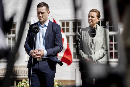 Dänemarks Ministerpräsidentin Mette Frederiksen und Grönlands Premierminister Jens-Frederik Nielsen