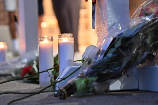 Blumen und Kerzen für die Opfer des Anschlags von Minneapolis am Tatort