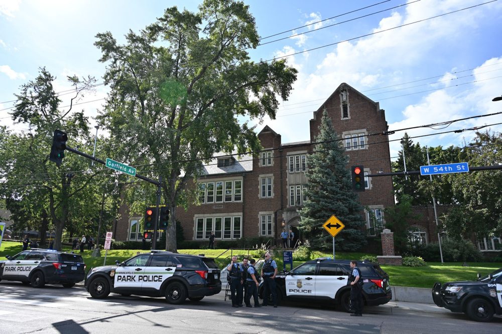 Polizeiwagen vor der Kirche, in der die Schüsse auf Kinder abgegeben wurden