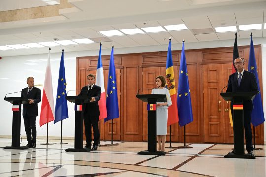 Polens Ministerpräsident Donald Tusk, Frankreichs Präsident Emmanuel Macron, die moldauische Präsidentin Maia Sandu und der deutsche Bundeskanzler Friedrich Merz bei der Pressekonferenz
