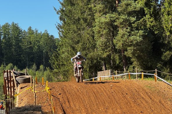 Fahrer auf der Strecke beim Motocross in Recht
