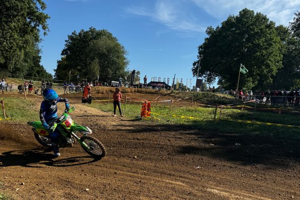 Fahrer auf der Strecke beim Motocross in Recht