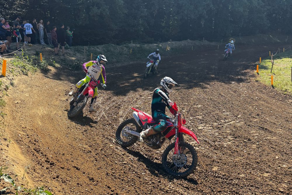 Fahrer auf der Strecke beim Motocross in Recht