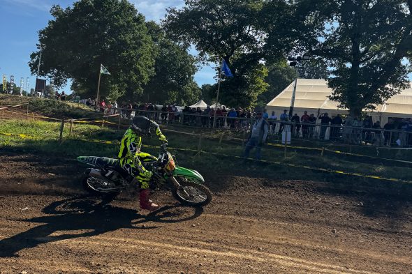 Fahrer auf der Strecke beim Motocross in Recht